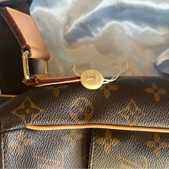 Brand new vintage Louis Vuitton Abbesses Messenger Bag Monogram Canvas - Picture 3 of 7